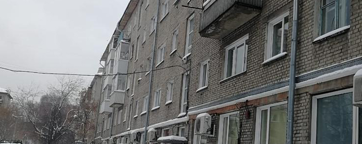 В Новосибирске 8-летний мальчик попал в больницу после падения наледи с крыши дома